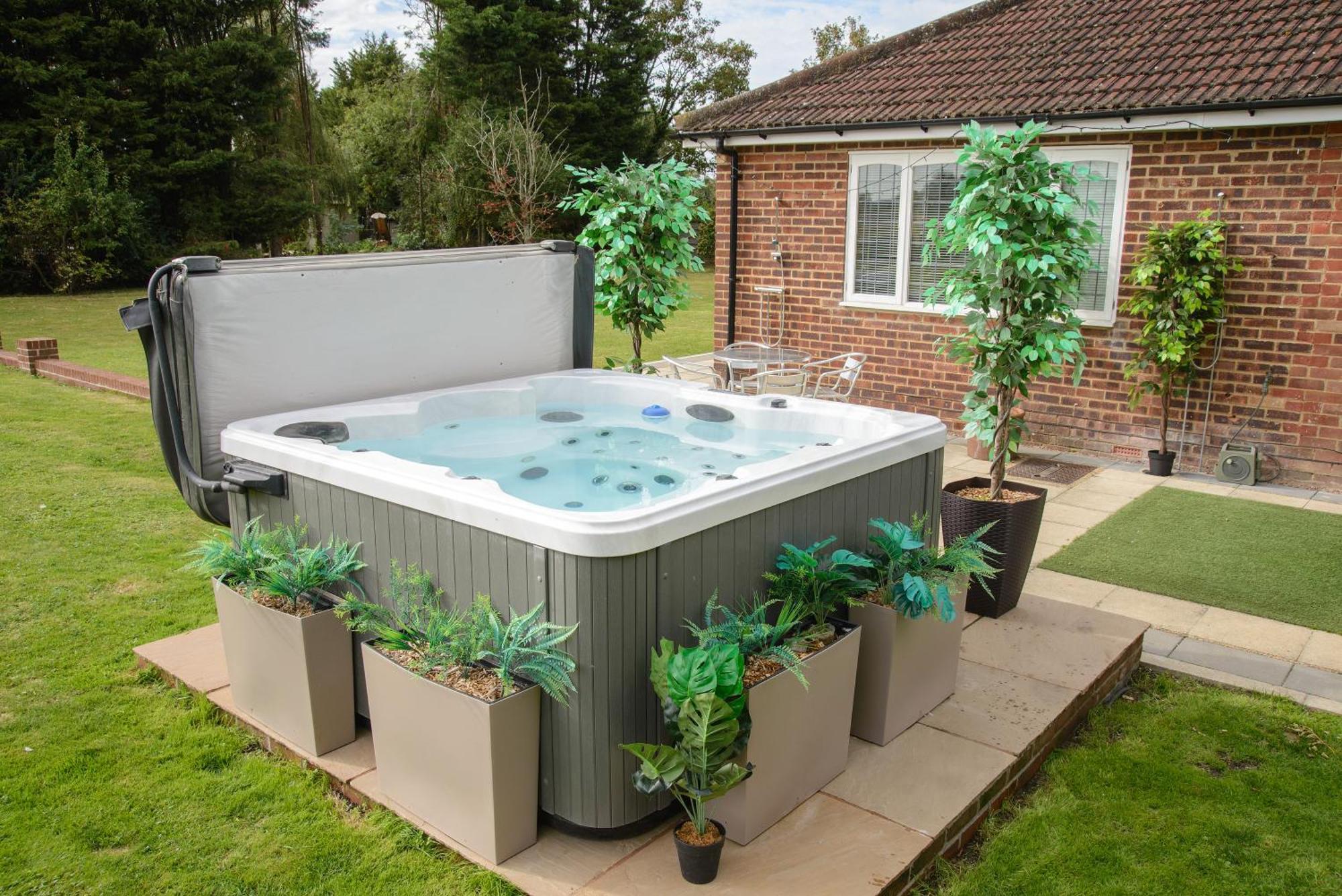 Deluxe 4 Or 5 Bed House With Hot Tub, Cinema Room Sleeps 15 Saffron Walden Ngoại thất bức ảnh