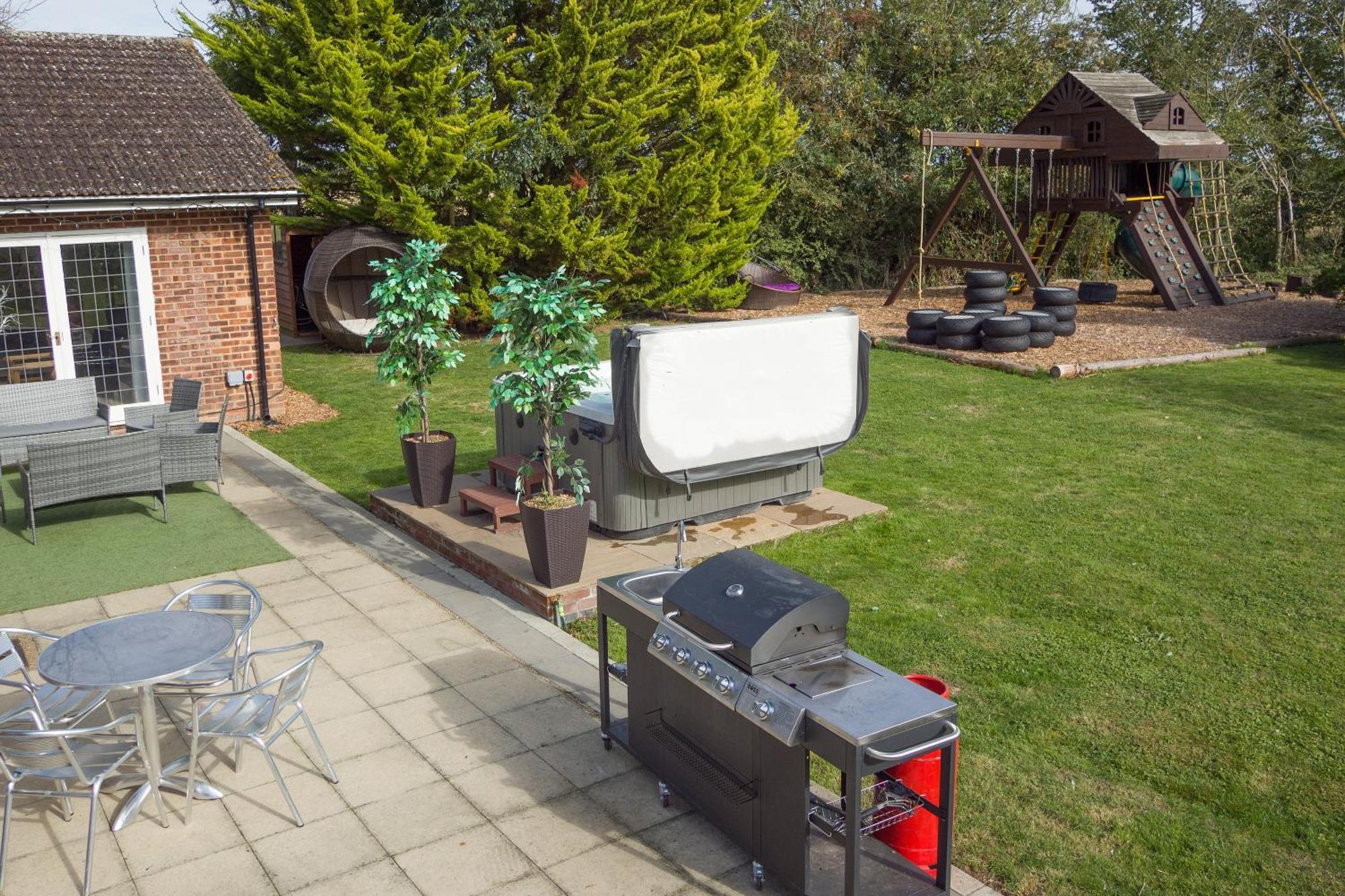 Deluxe 4 Or 5 Bed House With Hot Tub, Cinema Room Sleeps 15 Saffron Walden Ngoại thất bức ảnh